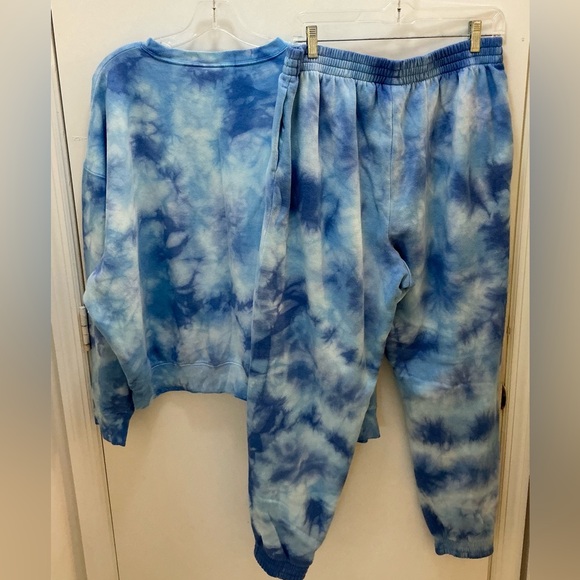 Pink VS Cozy Blue Tie-Dye Sweatshirt and Sweatpants - Picture 4 of 4